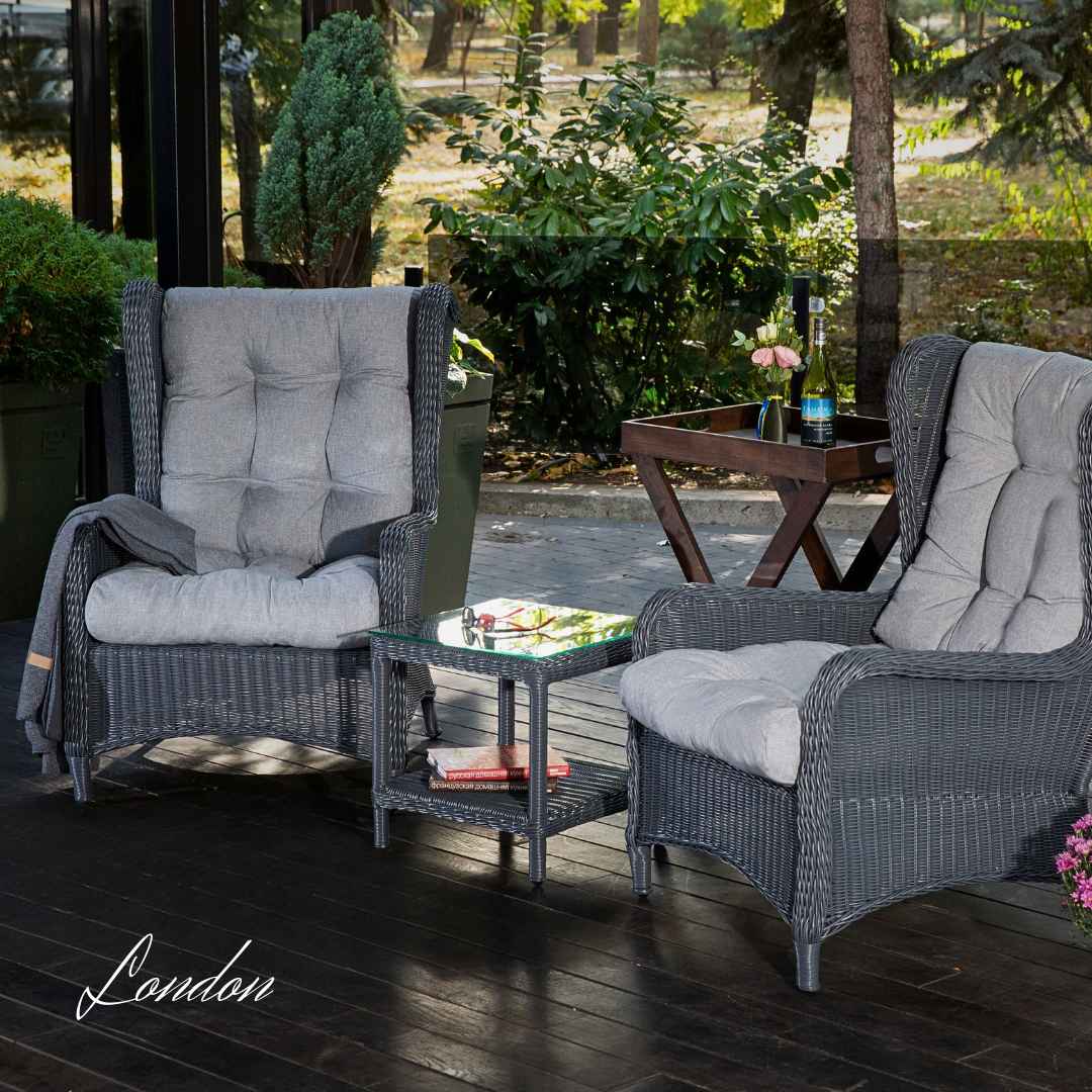 Zahradní sedací sestava LONDON LOUNGE Terico. Skládá se ze dvou velkých křesel, dvou podnožek a konferenčního stolku.